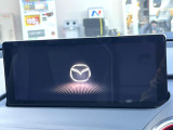 【8.8インチマツダコネクト】車内の雰囲気にマッチした大型のディスプレイ。スマホ接続でのナビ使用やBluetooth再生等、様々な機能が楽しめます。直感的なダイヤル操作が可能で、使い勝手も良好です。