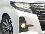 【LEDヘッドライト】悪天候や夜間走行時も良好な視界を確保し安心して運転できる高輝度LEDヘッドライトを装備!点灯速度が早く、消費電力も抑えられています。