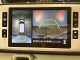 車輌の前後左右に搭載した4つのカメラから取り込んだ画像を合成し、くるまを真上からみているような映像を表示。運転席から確認しにくい車輌周囲の状況を把握できまよ ♪