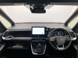 シンプルながら機能性あふれる運転席廻りです。視界性もよく、運転しやすいですよ。