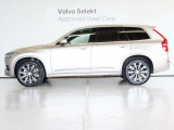 ボルボのフラッグシップモデルでありながら、7人乗りのSUVとしてファミリーからの人気も高いXC90です 新型では前輪の位置を前に伸ばし、安定感のあるどっしりとしたフォルムを得ました