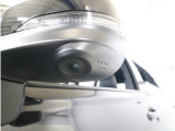 助手席側で見えにくい左前方の映像を、車内のマルチファンクションディスプレイに映し出します。前方への駐車や左寄せ、狭い道でのすれ違いなど、さまざまなシーンで安心して運転できる便利な機能です。