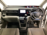 車内は光触媒抗菌消臭施工済です。スタイリッシュなデザインで暖かみのあるインパネ周りを演出します。グローブボックスやカップホルダーのほかにトレーなどたくさんの収納スペースが装備されています。