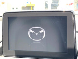 【マツダコネクト】車内の雰囲気にマッチした一体型タイプのディスプレイ。各種車輌設定やBluetooth再生等、様々な機能が楽しめます。専用SDカードのご購入で、ナビ機能も使用出来ます。