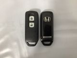 スマートキーを装備しています。鍵を差し込むことなくドアロックの開け閉めと、スタートボタン操作でのエンジンスタートができます。スペアキーも同じものを用意しております。