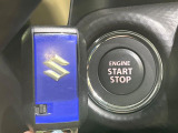 【キーレススタートシステム】カバンやポケットに入れたままでもドアの施錠・解錠が可能なスマートキーを装備。エンジンのオン・オフ時もカギを取り出す必要が無いからとっても便利です♪