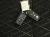 電子キーをポケットやカバンに入れているだけで、ドアの開錠・施錠が行えます。荷物を抱えていてもラクラク開閉です。エンジン始動も行えます。