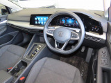 明るく開放的なキャビンは長時間の運転でも疲れにくく、どの席に座っても快適にお過ごし頂けます