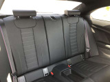 後席も使用感はさほど感じず、運転席・助手席同様に清潔感があります。後席シートもしっかりと作り込まれていますので、座り心地も悪くありません。是非、実車にてご確認下さい。
