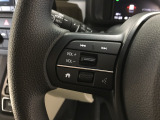 ハンドルにオーディオの操作スイッチが装備されています。視線を前方から外さずハンドルから手を離さずに操作できるのでとっても安全ですね。