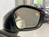 【ブラインドスポットインフォメーション】走行中、ドアミラーの死角になりやすい箇所に後続車が接近するとサイドミラー付近に警告を表示、ドライバーに注意喚起をしてくれます。