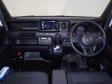 運転席は広く明るくとても運転がしやすい車です。またピラーも細く右左折時の歩行者等の確認もしやすいので安全運転にも役立ちます。