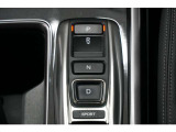 シフトはボタン操作となっており、直感的な操作性により、ドライバーの快適な運転を支援。P・N・Dは押す、Rは引くという人間の感覚にマッチした操作感です。
