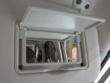運転席側と助手席側にバニティミラーついていますちょっとした身だしなみが確認できます。