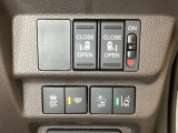 両側電動スライドドアは運転席から操作ができるよう、操作スイッチが付いています。Hondaセンシング用のVSA(ABS+TCS+横滑り抑制)解除と路外逸脱抑制機能などのスイッチがあります。