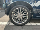 純正アルミホイール標準装備車両です。
