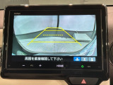 リバースギアに入れるだけで後方の表示へ切り替わります。夜間や雨の日の駐車も楽になりますよ。