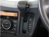 【シフトレバー】シフトもとても操作しやすいデザインになっております。運転する人の事を第一に考えた操作性の高い仕様です。