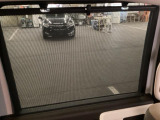 ロールサンシェードは日差しのまぶしさをやわらげ、プライバシーの保護にも役立ちます。