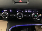 ダブルエアコンは、運転席と助手席でそれぞれ異なる温度を設定できます。