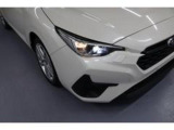 車に眩しさを与えず明るい光で遠くまで見通せるLEDヘッドライト