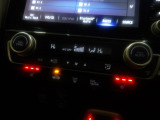 オートエアコンは左右席で独立温度コントロールが可能です。運転席はキンキンに冷やして助手席はマイルドにと言った設定が可能です☆暑さ寒さでケンカすることもなくなりますね♪