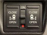 【両側パワースライドドア】両側がパワースライドドアになっており、運転席のスイッチやスマートキーでも開閉が可能です!開口部も広いので乗り降りも楽々♪