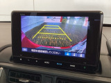 リバースギアに入れるだけで後方の表示へ切り替わります。夜間や雨の日の駐車も楽になりますよ。