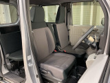 乗降がしやすい運転席。高さが調節できて小柄な方でも運転しやすいポジションをとることができます。