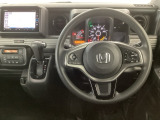 【ハンドル】運転にかかわる様々な操作を安全に行えるように視点移動が少なく操作性に配慮されたスイッチ類が凝縮されたコックピットです。