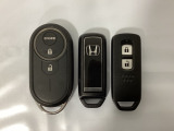 スマートキーを装備しています。鍵を差し込むことなくドアロックの開け閉めと、スタートボタン操作でのエンジンスタートができます。加えて、純正リモコンエンジンスターター用の操作キーもついています。