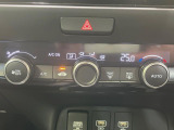 【オートエアコン】一度お好みの温度に設定すれば、車内の温度を検知し風量や温度を自動で調整。暑い&hellip;寒い&hellip;と何度もスイッチ操作をする必要はありません。快適な車内空間には必須の機能ですね♪
