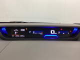 デジタル表示のスピードメーターとタコメーターを大きく配した見やすいメーター部になっています。左側のインフォメーション画面でオドメーターや燃費などの情報を確認できます。