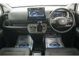 運転にかかわる様々な操作を安全に行えるように視点移動が少なく、操作性に配慮されたスイッチ類が凝縮されたコクピットです。