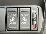 【両側パワースライドドア】スマートキーや運転席のスイッチで後席両側スライドドアの開閉が可能♪電動だから力を入れてドアを開ける必要が無く、小さなお子様でも簡単に開け閉めでき快適です♪