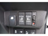 【パワースライドドアスイッチ】運転席から、後部座席の開け閉めが可能なボタンです!ワンプッシュで作動するので、手が塞がっている人などサポートに便利ですね♪