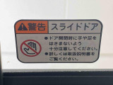 見た目が大事!な外装はぴかっとキレイに磨いており、経年のくすみもよみがえっております。ヘッドライトやドア周辺を磨く際にはマスキングテープを使用して保護しながら丁寧に作業をしております。
