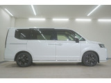リアには左右スライドドアを採用。狭い駐車場でも開閉しやすく、強風の日でもドアが煽られにくくなっております。小さなお子さまやご年配の方も安心して乗り降りできます。