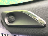 【JBLサウンドシステム】メーカーオプションの高品位サウンドシステムを搭載。専用のチューニングが施された大小様々なスピーカーから良質なサウンドが奏でられ、臨場感あふれる音響空間を演出します。