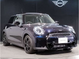 MINIのフロントグリルのデザインはイギリスで生まれた当初から、シルバーのサイドバーが折り重なった伝統的なデザインで御座います。その伝統はBMWのお車になってからでも少しずつ形を変えて守られております