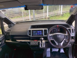 広びろとした視界が運転にゆとりを広げます。