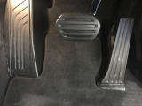 【ペダル】BMWはオルガン式アクセルペダルを採用しています。踏み込む足とペダルが同じ軌跡を描くため、かかとがずれにくく、アクセルコントロールがよりしやすくなるメリットがあります。