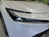 【LEDヘッドライト】悪天候や夜間走行時も良好な視界を確保し安心して運転できる高輝度LEDヘッドライトを装備!点灯速度が早く、消費電力も抑えられています。