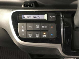 【オートエアコン】一度お好みの温度に設定すれば、車内の温度を検知し風量や温度を自動で調整してくれます。