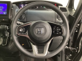 ハンドルにHondaセンシング系のクルーズコントロールやレーンキープアシストなどのスイッチが装備されています。ハンドルから手を離さず安全に操作できます。 *オーディオの操作スイッチは作動しません。