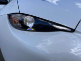夜間も明るく運転しやすいLEDヘッドライト。