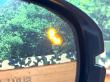 【ブラインドスポットインフォメーション】走行中、ドアミラーの死角になりやすい箇所に後続車が接近するとサイドミラー付近に警告を表示、ドライバーに注意喚起をしてくれます。