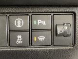ハンドルの右側にはヘットライトリベライザーとHondaセンシング用のメインスイッチがついています。ヘッドライトリベライザーは道路状況や積荷の加重に応じてライトの高さを調節できます。