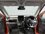 【コックピット】 視界が広く、車両感覚が掴みやすい設計です。ダッシュボード上も傷がなく良好。これから毎日寄り添ってくれるパートナーとして、快適なドライブを支えます。