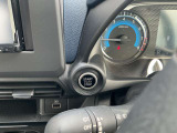 インテリジェントキーのプッシュスタートスイッチです。エンジンの始動はブレーキペダルを踏みながらこのスイッチを押すだけで始動できます